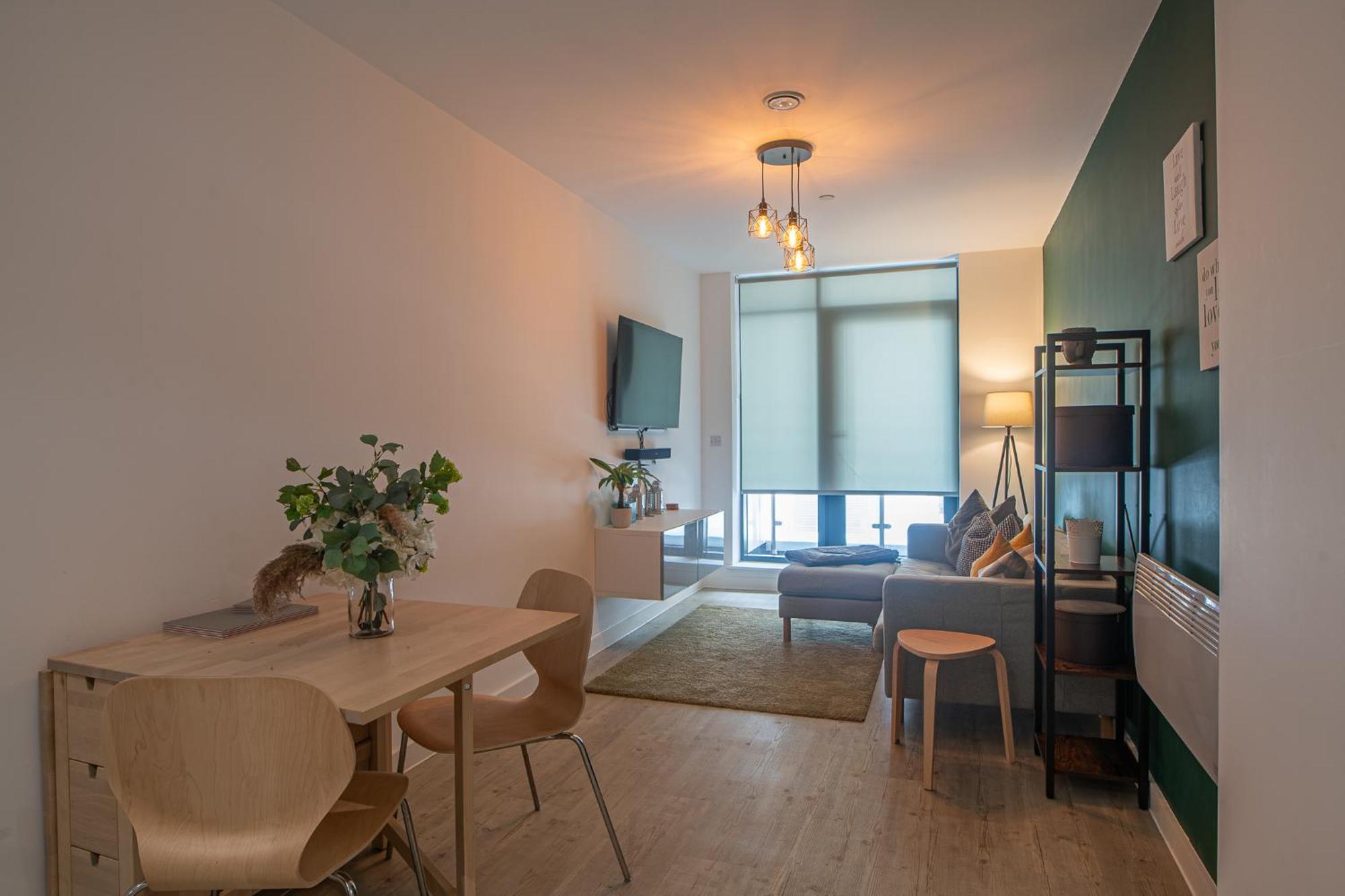 Modern And Spacious Apartment In Salford Quays Manchester Exterior photo